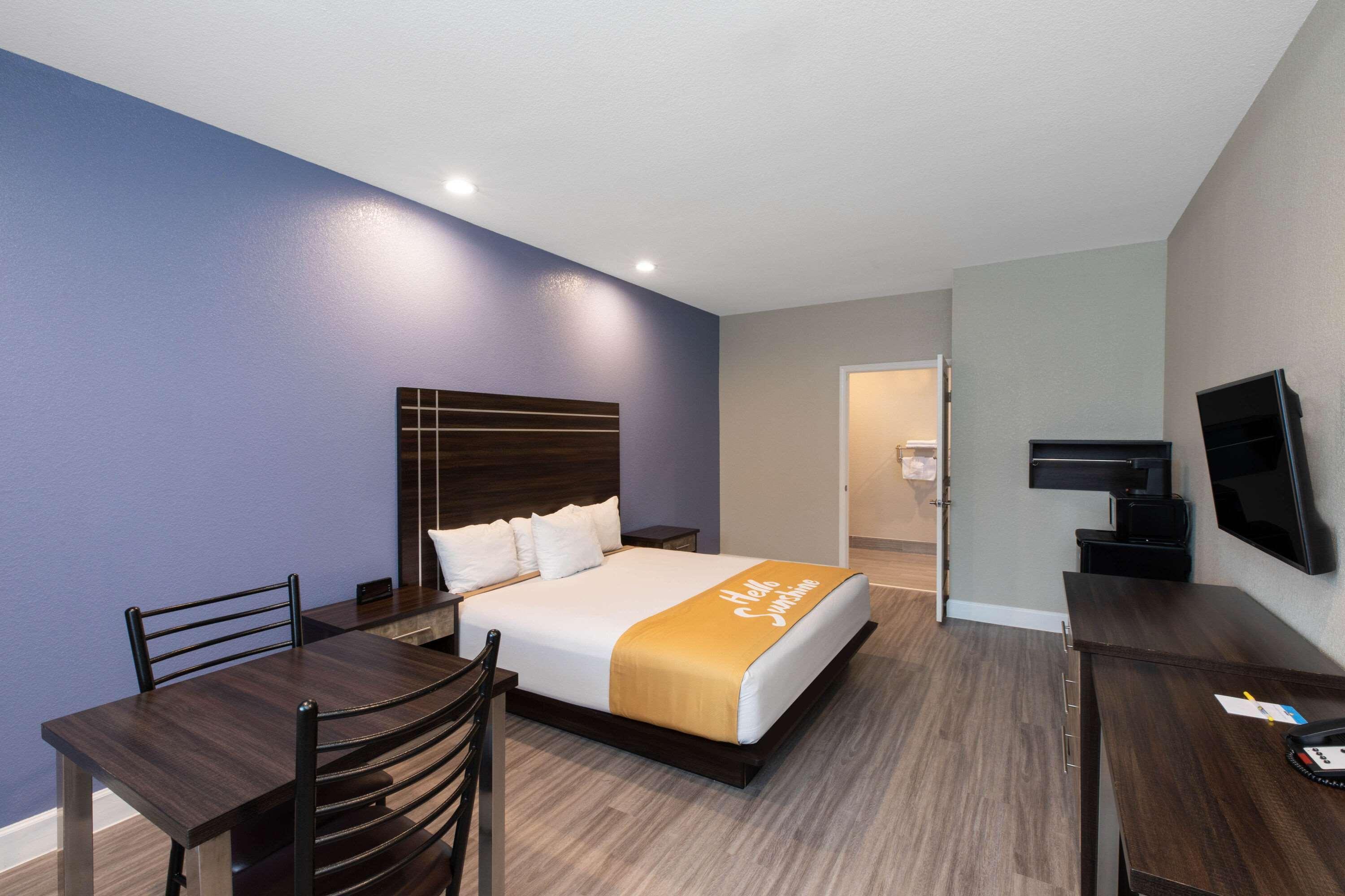 Days Inn & Suites By Wyndham La Porte Buitenkant foto