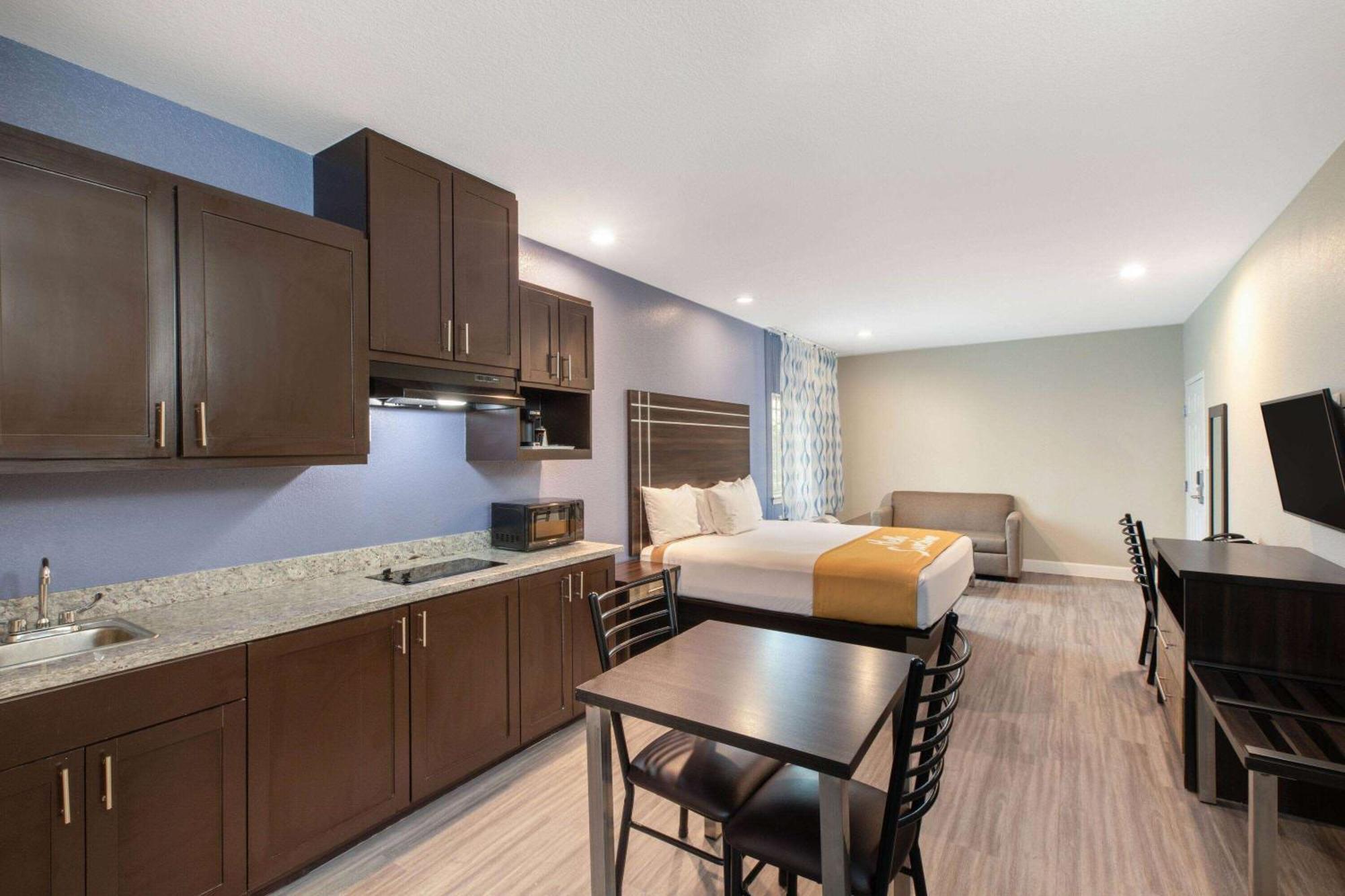 Days Inn & Suites By Wyndham La Porte Buitenkant foto